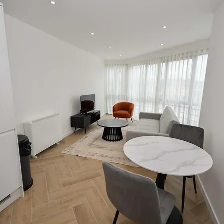 Apartment Modern & Bright 1bed In - Sleeps 3 *